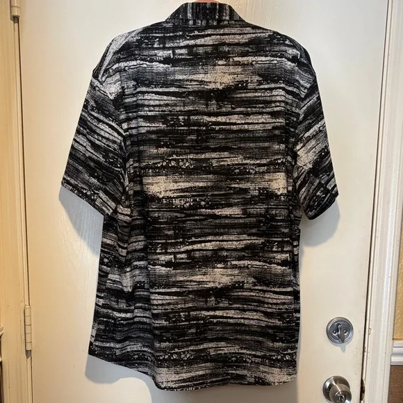 lululemon athletica Black and White Patterned Men's Shirt - Picture 4 of 7